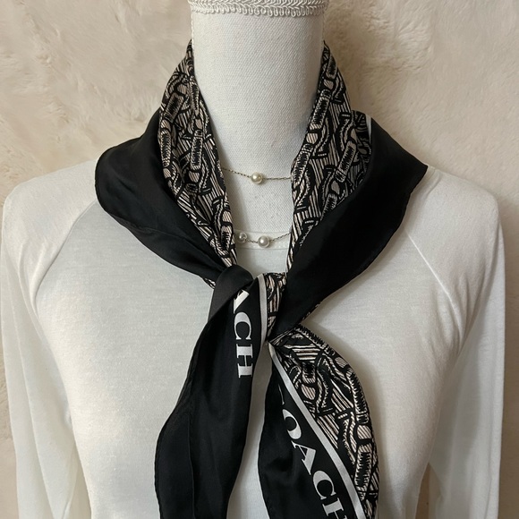 Coach woman’s scarf - Picture 1 of 4